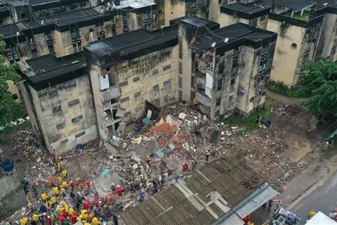 Lực lượng cứu hộ được triển khai tại hiện trường vụ sập nhà ở thành phố Paulista, bang Pernambuco, Đông Bắc Brazil, ngày 7/7/2023. (Ảnh: Reuters/TTXVN)