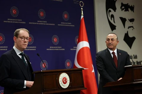Ngoại trưởng Thụy Điển Tobias Billstrom (trái) và người đồng cấp Thổ Nhĩ Kỳ Mevlut Cavusoglu trong cuộc họp báo chung tại Ankara, ngày 22/12/2022. (Ảnh: AFP/TTXVN)