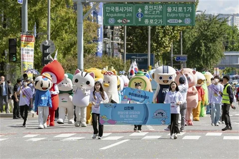 Các nhân vật hoạt hình nổi tiếng của Xứ sở Kim Chi tham gia lễ diễu hành trong Lễ hội Văn hóa Hàn Quốc 2022, tại Seoul hồi tháng 10 năm ngoái. (Ảnh: Anh Nguyên/TTXVN)