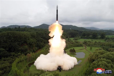 Triều Tiên phóng thử tên lửa đạn đạo liên lục địa sử dụng nhiên liệu rắn Hwasong-18 ngày 12/7/2023. (Ảnh: Yonhap/TTXVN)