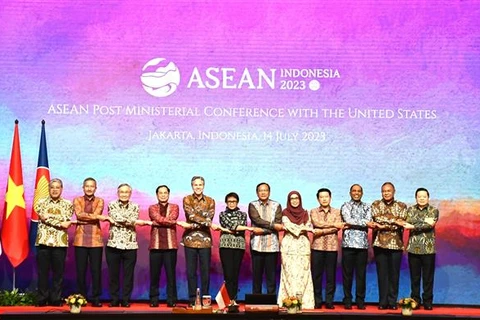 Các Bộ trưởng chụp ảnh lưu niệm tại Hội nghị Bộ trưởng Ngoại giao ASEAN-Hoa Kỳ trong khuôn khổ AMM-56 tại Jakarta (Indonesia), ngày 14/7/2023. (Ảnh: Đào Trang/TTXVN)
