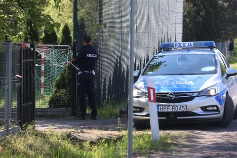 Cảnh sát điều tra hiện trường một vụ tấn công ở Tomislawice (Ba Lan), ngày 10/5/2023. (Ảnh: PAP/TTXVN)