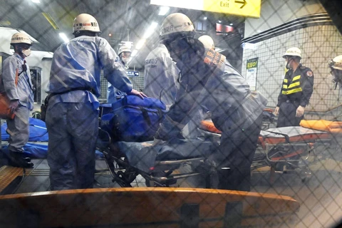 Các nhân viên cứu hộ có mặt tại ga Soshigaya-Okura sau khi nhiều hành khách bị đâm trên chuyến tàu tuyến Odakyu ở Tokyo (Nhật Bản), tháng 8/2021. (Nguồn: The Japan Times)