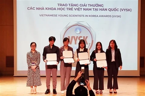 Ban Tổ chức trao giải cho năm ứng viên có thành tích nghiên cứu nổi bật nhất. (Ảnh: Trần Quang/TTXVN)