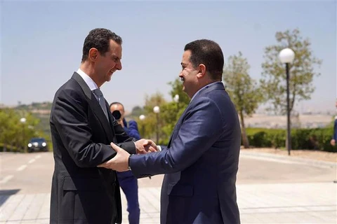 Thủ tướng Iraq Mohammed Shia Al-Sudani (phải) và Tổng thống Syria Bashar al-Assad tại cuộc gặp ở Damascus ngày 16/7/2023. (Ảnh: AFP/TTXVN)