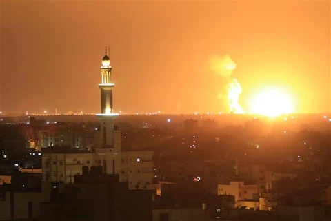 Khói lửa bốc lên sau cuộc không kích do Israel tiến hành tại Dải Gaza ngày 9/5/2023. (Ảnh: THX/TTXVN)