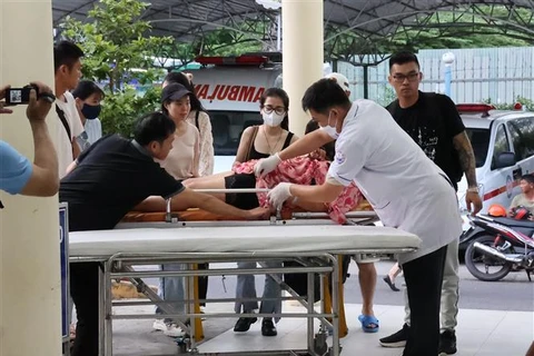 Những người bị thương được đưa về Bệnh viện Đa khoa tỉnh Khánh Hòa để điều trị. (Ảnh: Phan Sáu/TTXVN)