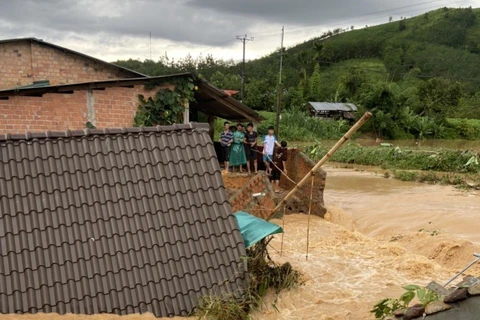 Mưa lũ gây ngập và sập hai căn nhà tại huyện Sa Thầy (tỉnh Kon Tum). (Ảnh: TTXVN phát)