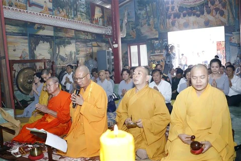 Tăng ni, Phật tử và quan khách hai nước dự Lễ cầu siêu cho các anh hùng liệt sỹ đã hy sinh vì nền độc lập, tự do và hạnh phúc của hai dân tộc Lào-Việt Nam anh em. (Ảnh: Phạm Kiên/TTXVN)