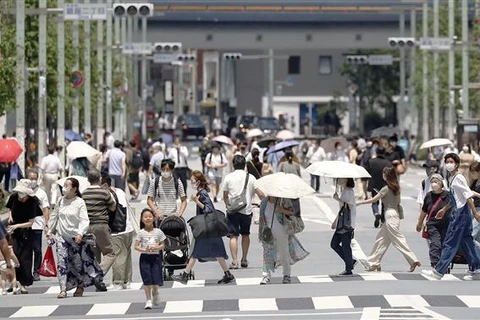 Người dân di chuyển trên đường phố tại thủ đô Tokyo (Nhật Bản). (Ảnh: Kyodo/TTXVN)