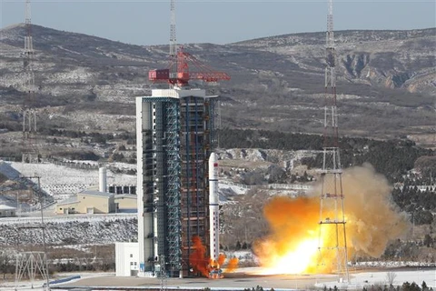 Tên lửa đẩy Trường Chinh-2D mang theo 14 vệ tinh rời bệ phóng tại Trung tâm phóng vệ tinh Thái Nguyên ở tỉnh Sơn Tây (Trung Quốc) ngày 15/1/2023. (Ảnh: THX/TTXVN)