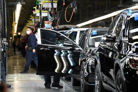 Công nhân làm việc tại một nhà máy của Mercedes-Benz ở Bắc Kinh (Trung Quốc). (Ảnh: AFP/TTXVN)