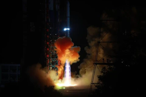 Tên lửa đẩy Trường Chinh 2D mang theo vệ tinh cảm ứng từ xa Yaogan-36 rời bệ phóng tại trung tâm phóng vệ tinh Tây Xương, tỉnh Tứ Xuyên, Tây Nam Trung Quốc ngày 15/10/2022. (Ảnh: THX/TTXVN)