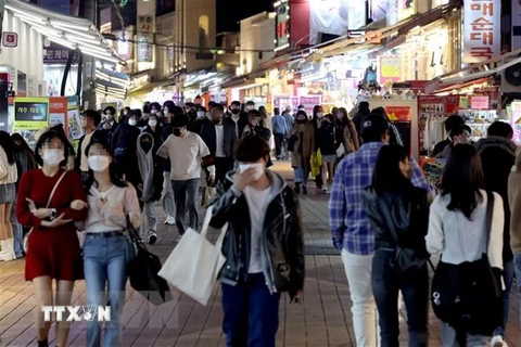 Người dân đeo khẩu trang phòng dịch COVID-19 tại Seoul (Hàn Quốc). (Ảnh: Yonhap/TTXVN)