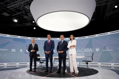 Thủ tướng Tây Ban Nha Pedro Sanchez (giữa, trái) và lãnh đạo đảng Nhân dân (PP) bảo thủ đối lập Alberto Nunez Feijoo (giữa, phải) tại cuộc tranh luận trực tiếp trên truyền hình ở San Sebastian de los Reyes, gần Madrid, ngày 10/7/2023. (Ảnh: AFP/TTXVN)