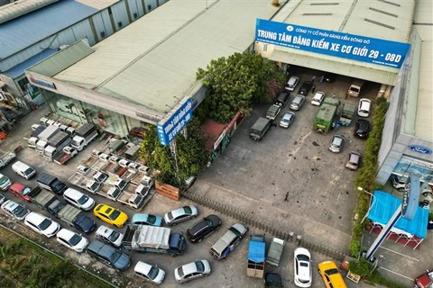 Các phương tiện xếp hàng vào đăng kiểm tại Trung tâm Đăng kiểm 29-08D ở huyện Hoài Đức (Hà Nội). (Ảnh: Tuấn Anh/TTXVN)