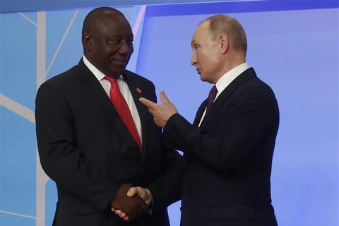 Tổng thống Nga Vladimir Putin (phải) và người đồng cấp Nam Phi Cyril Ramaphosa trong cuộc gặp bên lề Hội nghị Thượng đỉnh Nga-Châu Phi ở Sochi (Nga), ngày 23/10/2019. (Ảnh: AFP/TTXVN)