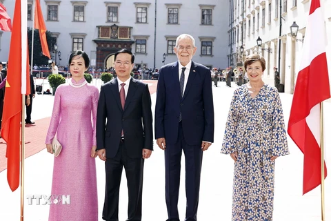 Chủ tịch nước Võ Văn Thưởng và Phu nhân chụp ảnh chung với Tổng thống Cộng hòa Áo Alexander Van der Bellen và Phu nhân tại Lễ đón. (Ảnh: Thống Nhất/TTXVN)