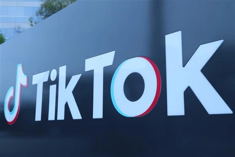 Biểu tượng mạng xã hội TikTok tại một văn phòng ở Los Angeles (Mỹ). (Ảnh: THX/TTXVN)