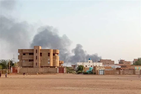 Khói bốc lên trong xung đột tại Khartoum Bahri (Sudan), ngày 14/7/2023. (Ảnh: AFP/TTXVN)
