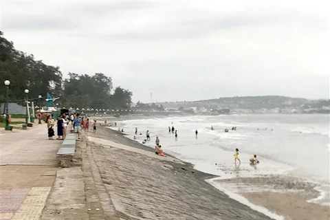 Bãi biển Đồi Dương, thành phố Phan Thiết có sóng lớn vào chiều ngày 27/7. (Ảnh: Nguyễn Thanh/TTXVN)