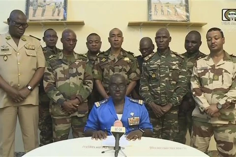 Đại tá Amadou Abdramane (ngồi) - Người Phát ngôn của Hội đồng Quốc gia Bảo vệ Tổ quốc (CNSP) tại Niger, tuyên bố đảo chính trên truyền hình quốc gia ngày 26/7. (Ảnh: AFP/TTXVN)