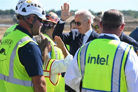Tổng thống Joe Biden (giữa) tại lễ khởi công xây dựng nhà máy sản xuất chất bán dẫn của Tập đoàn Intel ở New Albany, bang Ohio (Mỹ), ngày 9/9/2022. (Ảnh: AFP/TTXVN)