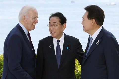 Tổng thống Mỹ Joe Biden (trái), Thủ tướng Nhật Bản Fumio Kishida (giữa) và Tổng thống Hàn Quốc Yoon Suk-yeol tại cuộc gặp bên lề Hội nghị Thượng đỉnh G7 ở Hiroshima (Nhật Bản) ngày 21/5/2023. (Ảnh: Kyodo/TTXVN)