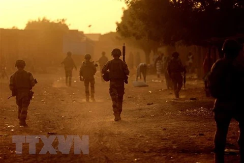 Binh sỹ Pháp tham gia chiến dịch Barkhane tuần tra trên đường phố tại Gao (Mali), ngày 4/12/2021. (Ảnh: AFP/TTXVN)
