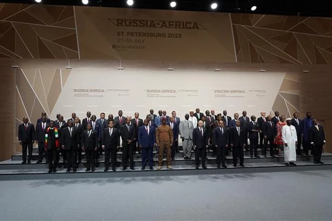 Tổng thống Nga Vladimir Putin chụp ảnh chung cùng các nhà lãnh đạo tại Hội nghị Thượng đỉnh Nga-châu Phi lần thứ hai ở thành phố Saint Petersburg (Nga), ngày 28/7/2023. (Ảnh: AFP/TTXVN)