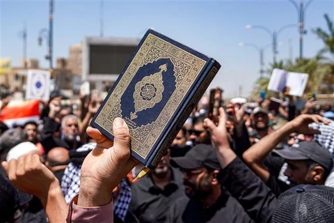 Biểu tình tại Kufa (Iraq) ngày 21/7/2023, phản đối hành vi đốt kinh Koran. (Ảnh: AFP/TTXVN)