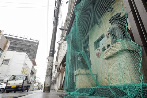 Cửa một nhà hàng được che chắn bằng lưới nhằm ứng phó với bão Mawar tại Miyakojima, tỉnh Okinawa (Nhật Bản) hồi tháng Sáu. (Ảnh: Kyodo/TTXVN)