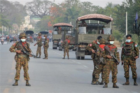 Binh sỹ gác trên đường phố tại Naypyidaw (Myanmar). (Ảnh: AFP/TTXVN)