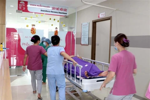 Nhân viên y tế khoa sản nhi tại Bệnh viện Quốc tế Phương Châu Sóc Trăng cấp cứu bệnh nhân. (Ảnh: Trung Hiếu/TTXVN)