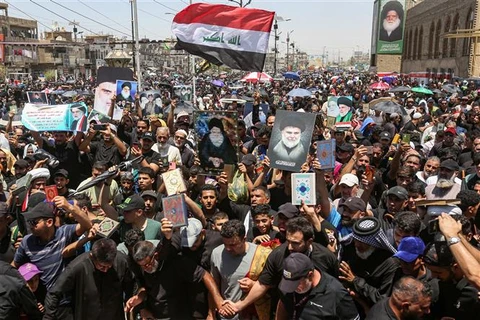 Biểu tình tại Sadr City, ngoại ô Baghdad (Iraq) ngày 21/7/2023, phản đối hành vi đốt kinh Koran ở Đan Mạch. (Ảnh: AFP/TTXVN)