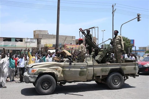 Binh sỹ quân đội Sudan tuần tra tại thành phố Port Sudan, ngày 16/4/2023. (Ảnh: AFP/TTXVN)