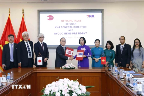 Tổng Giám đốc Thông tấn xã Việt Nam và Chủ tịch Hãng Thông tấn Kyodo News ký Thỏa thuận Hợp tác giữa hai Hãng Thông tấn. (Ảnh: An Đăng/TTXVN)