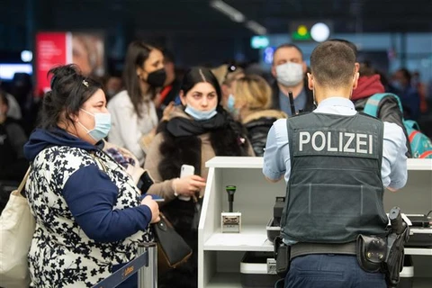 Người tị nạn Ukraine tại sân bay ở Frankfurt am Main (Đức), ngày 25/3/2022. (Ảnh: AFP/TTXVN)
