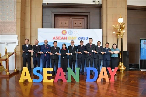 Đại sứ các nước ASEAN tại Thái Lan giam gia các hoạt động chào mừng 56 năm Ngày thành lập ASEAN. (Ảnh: Huy Tiến/TTXVN)