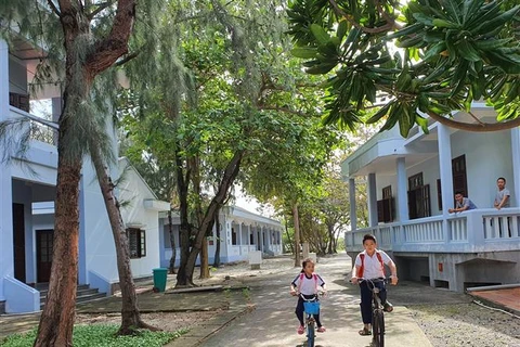 Học sinh Trường Tiểu học Trường Sa đạp xe đến trường. (Ảnh: Nguyễn Cúc/TTXVN)