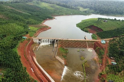 Toàn cảnh hồ chứa nước Đắk N'ting (xã Quảng Sơn, huyện Đắk G’long - tỉnh Đắk Nông) nhìn từ phía hạ nguồn. (Ảnh: TTXVN phát)
