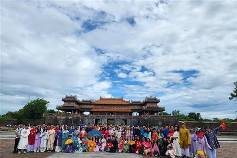 120 thanh thiếu niên, sinh viên Kiều bào đang sinh sống, học tập tại 26 quốc gia và vùng lãnh thổ trên thế giới tham gia Trại Hè Việt Nam 2023 tại vùng đất Cố đô Huế, cuối tháng Bảy vừa qua. (Ảnh: Mai Trang/TTXVN)