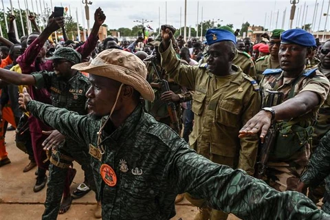 Trung tá Amadou Abdramane (thứ hai, phải, hàng sau), thành viên Hội đồng Quốc gia Bảo vệ Tổ quốc (CNSP) Niger tới dự cuộc míttinh của những người ủng hộ chính quyền quân sự tại Niamey, ngày 6/8/2023. (Ảnh: AFP/TTXVN)