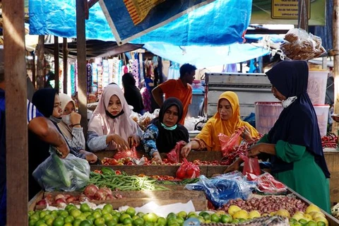 Người dân mua sắm tại một chợ ở Aceh (Indonesia). (Ảnh: AFP/TTXVN)