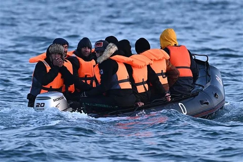 Thuyền chở người di cư vượt Eo biển Manche hướng đến bờ biển miền Nam nước Anh, ngày 5/4/2023. (Ảnh: AFP/TTXVN)