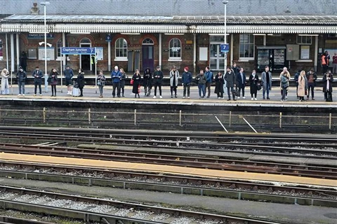 Hành khách chờ tàu hỏa tại nhà ga ở London (Anh) trong thời gian diễn ra cuộc đình công của các nhân viên đường sắt ngày 16/3/2023. (Ảnh: AFP/TTXVN)