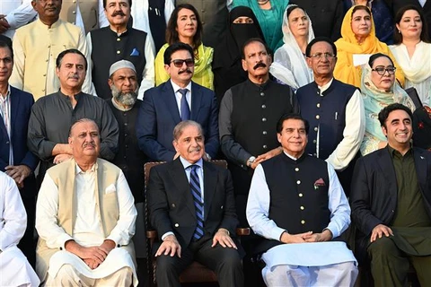 Thủ tướng Pakistan Shahbaz Sharif (thứ hai, trái, hàng đầu) chụp ảnh chung với các nghị sỹ Quốc hội tại Islamabad, ngày 9/8/2023. (Ảnh: AFP/TTXVN)