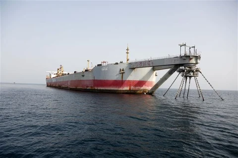 Tàu chở dầu FSO Safer ở ngoài khơi cảng Ras Issa thuộc tỉnh Hodeidah (Yemen) ngày 15/7/2023. (Ảnh: THX/TTXVN)