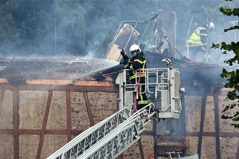 Lính cứu hỏa làm nhiệm vụ tại hiện trường vụ cháy nhà nghỉ dưỡng ở thành phố Colmar, miền Đông nước Pháp ngày 9/8/2023. (Ảnh: AFP/TTXVN)