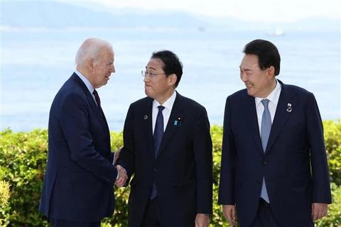 Tổng thống Mỹ Joe Biden, Tổng thống Hàn Quốc Yoon Suk Yeol và Thủ tướng Nhật Bản Fumio Kishida tại cuộc gặp bên lề Hội nghị Thượng đỉnh G7 ở Hiroshima (Nhật Bản), ngày 21/5/2023. (Ảnh: AFP/TTXVN)